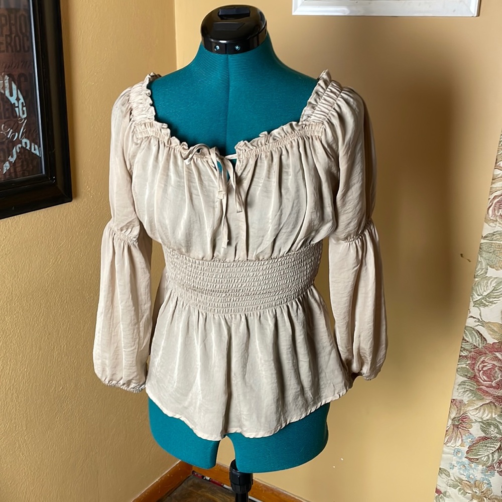 Beige peasant top!! EUC